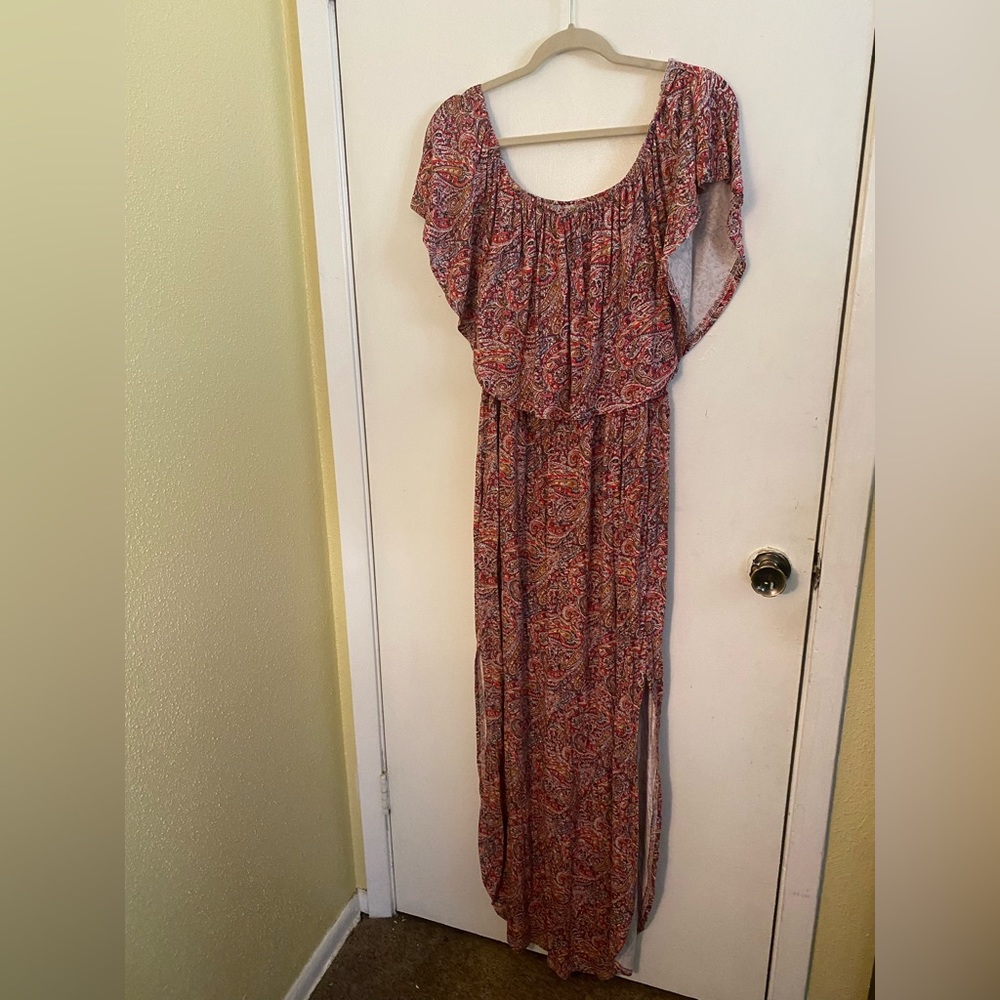 Women’s off the shoulder Ruffle Dress with side pockets and slits.